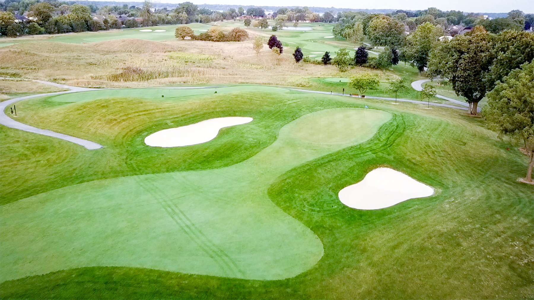 Hole 1 with 2 sandpits