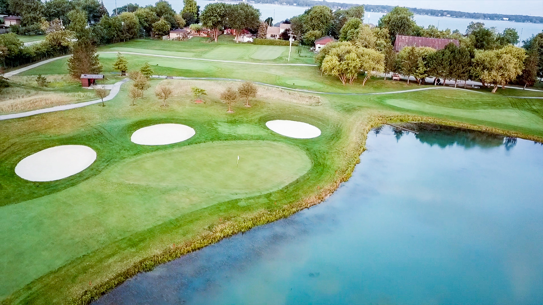 Hole 3 with 3 sandpits