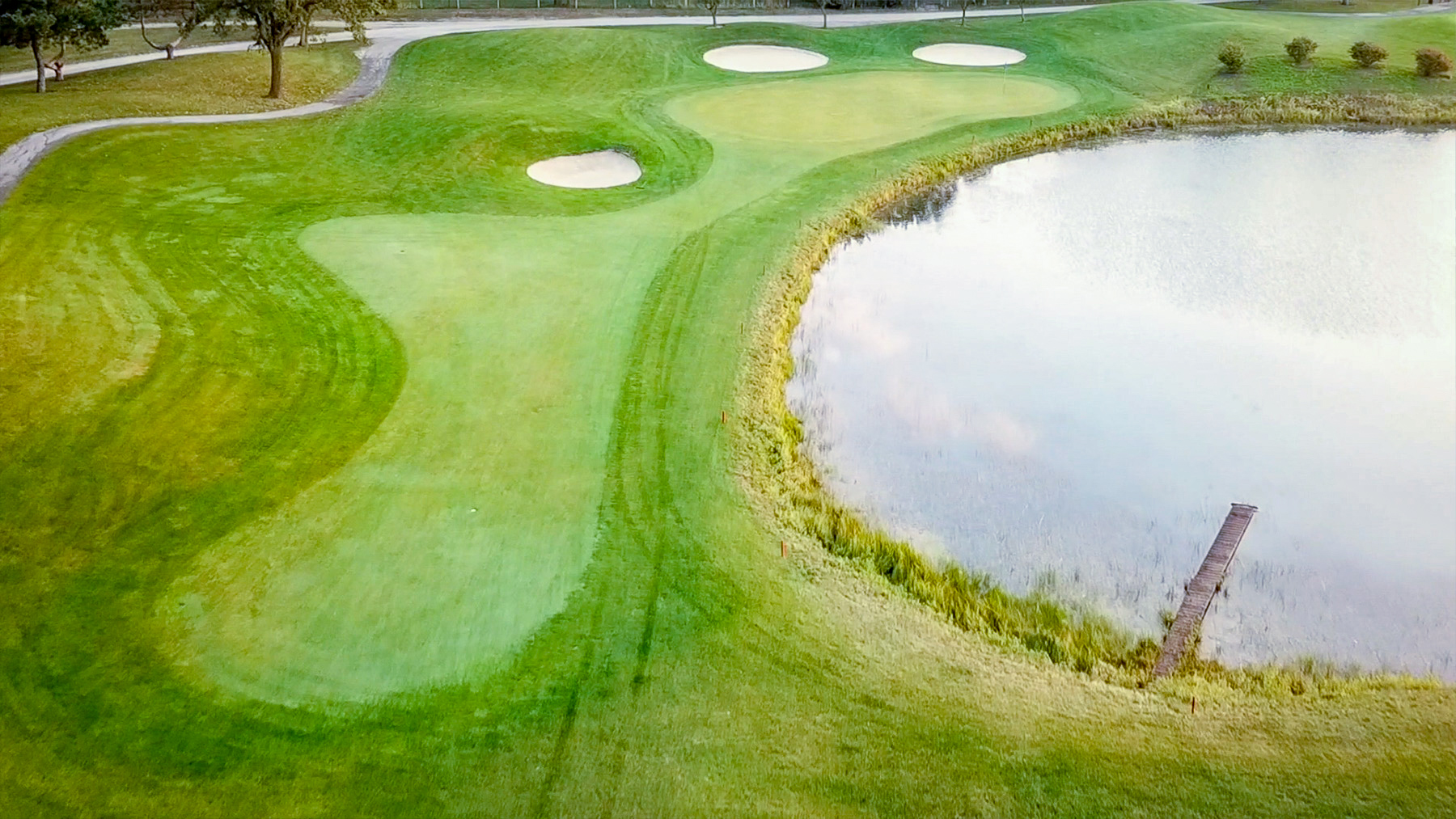 Hole 4 with 3 sandpits and water