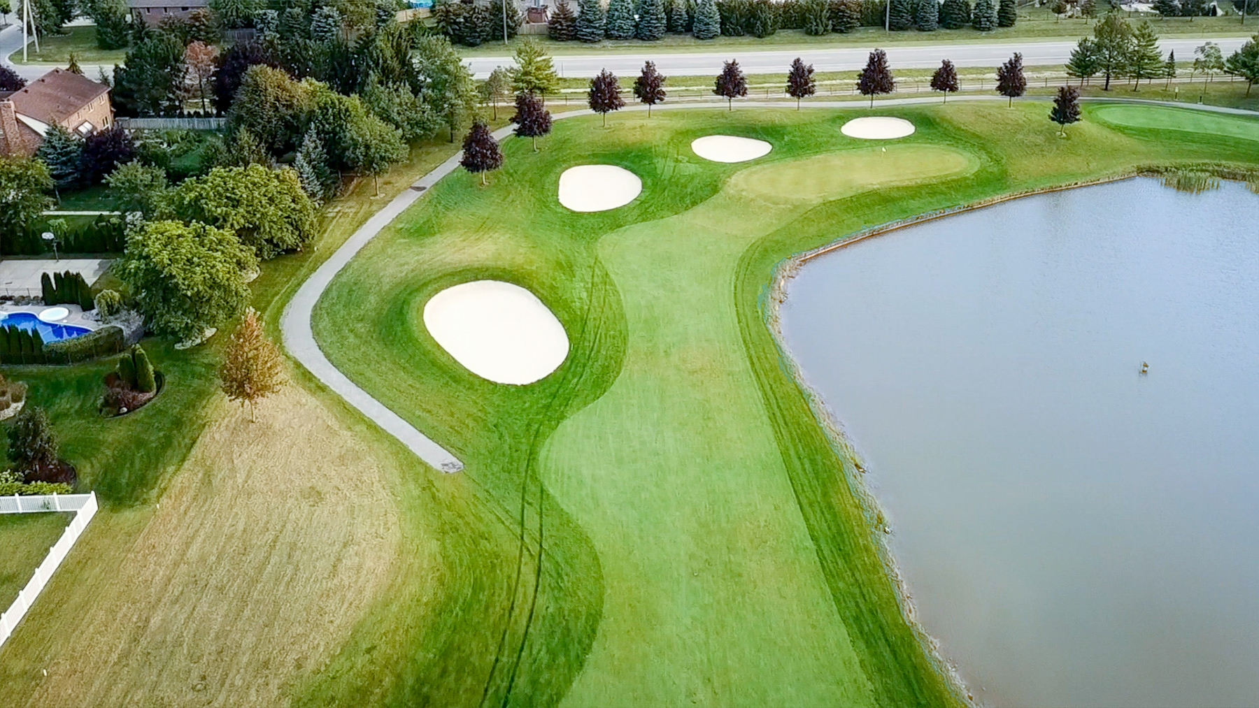 Hole 6 with 4 sandpits and water